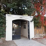 Hotel Leda